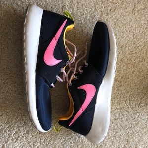 Nike Roshe Ones - Sz 5Y